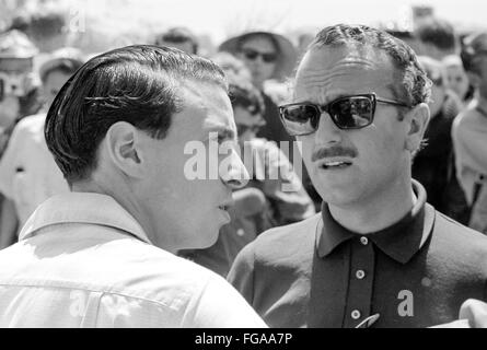 Mondo formale di un campione guida Jim Clark e Lotus designer Colin Chapman all inizio del Motorsport e formale e Grand Prix racing in Canada nella gara di Mosport via vicino Bownmanville, Ontario,1960 Foto Stock