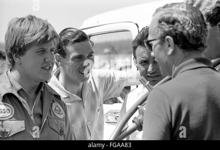 Driver Lotus Jim Clark e Lotus designer Colin Chapman all inizio del Motorsport e formale e Grand Prix racing in Canada nella gara di Mosport via vicino Bownmanville, Ontario,1960 Foto Stock