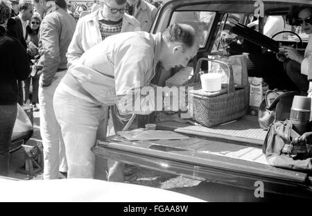 Stirling Moss al suo tea break all'inizio del Motorsport e formale e Grand Prix racing in Canada nella gara di Mosport via vicino Bownmanville, Ontario,1960 Foto Stock