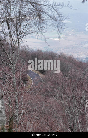 Strada di Montagna in provincia di Viterbo, Italia Foto Stock