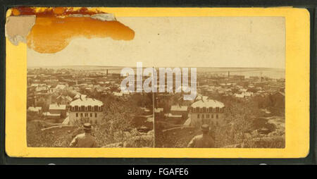 Una fotografia di William T. Webster che mostra la città di Lynn, Massachusetts, presa da un alto punto panoramico roccioso, che mette in evidenza il paesaggio urbano e il paesaggio circostante. Foto Stock