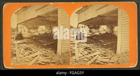 Questa fotografia di Geo. H. Ireland & Co. Presenta una vista di Main Street a Leeds, catturata attraverso il relitto, raffigurante le conseguenze di un evento o di un disastro. Foto Stock