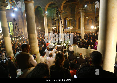 Il Cairo. 18 Febbraio, 2016. La bara dell ex Segretario Generale delle Nazioni Unite Boutros Boutros-Ghali è visto durante il suo funerale a San Pietro e di San Paolo Chiesa copta ortodossa del Cairo in Egitto, Feb.18, 2016. Il fine politico egiziano e diplomatico morì a 93 Martedì in Egitto. Ha servito come il sesto segretario generale delle Nazioni Unite dal 1992 al 1996, di essere il primo diplomatico in Africa e nel mondo arabo per tenere ad un mondo post. © Ahmed Gomaa/Xinhua/Alamy Live News Foto Stock