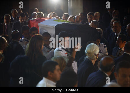 Il Cairo. 18 Febbraio, 2016. La bara dell ex Segretario Generale delle Nazioni Unite Boutros Boutros-Ghali è visto durante il suo funerale a San Pietro e di San Paolo Chiesa copta ortodossa del Cairo in Egitto, Feb.18, 2016. Il fine politico egiziano e diplomatico morì a 93 Martedì in Egitto. Ha servito come il sesto segretario generale delle Nazioni Unite dal 1992 al 1996, di essere il primo diplomatico in Africa e nel mondo arabo per tenere ad un mondo post. © Ahmed Gomaa/Xinhua/Alamy Live News Foto Stock