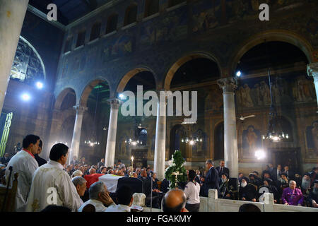 Il Cairo. 18 Febbraio, 2016. La bara dell ex Segretario Generale delle Nazioni Unite Boutros Boutros-Ghali è visto durante il suo funerale a San Pietro e di San Paolo Chiesa copta ortodossa del Cairo in Egitto, Feb.18, 2016. Il fine politico egiziano e diplomatico morì a 93 Martedì in Egitto. Ha servito come il sesto segretario generale delle Nazioni Unite dal 1992 al 1996, di essere il primo diplomatico in Africa e nel mondo arabo per tenere ad un mondo post. © Ahmed Gomaa/Xinhua/Alamy Live News Foto Stock