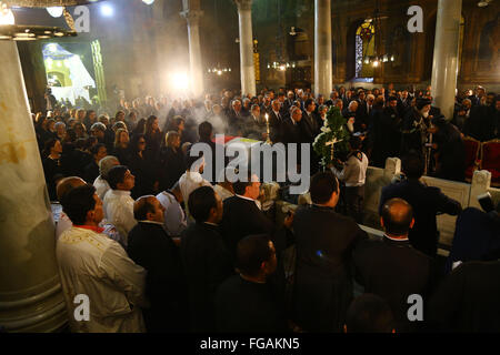 Il Cairo. 18 Febbraio, 2016. La bara dell ex Segretario Generale delle Nazioni Unite Boutros Boutros-Ghali è visto durante il suo funerale a San Pietro e di San Paolo Chiesa copta ortodossa del Cairo in Egitto, Feb.18, 2016. Il fine politico egiziano e diplomatico morì a 93 Martedì in Egitto. Ha servito come il sesto segretario generale delle Nazioni Unite dal 1992 al 1996, di essere il primo diplomatico in Africa e nel mondo arabo per tenere ad un mondo post. © Ahmed Gomaa/Xinhua/Alamy Live News Foto Stock