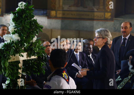 Il Cairo. 18 Febbraio, 2016. Il direttore generale dell'UNESCO Irina Bokova (seconda R) parla durante le esequie dell ex Segretario Generale delle Nazioni Unite Boutros Boutros-Ghali a San Pietro e di San Paolo Chiesa copta ortodossa del Cairo in Egitto, Feb.18, 2016. Il fine politico egiziano e diplomatico morì a 93 Martedì in Egitto. Ha servito come il sesto segretario generale delle Nazioni Unite dal 1992 al 1996, di essere il primo diplomatico in Africa e nel mondo arabo per tenere ad un mondo post. © Ahmed Gomaa/Xinhua/Alamy Live News Foto Stock