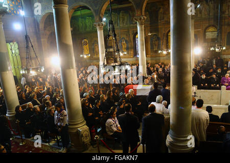 Il Cairo. 18 Febbraio, 2016. La bara dell ex Segretario Generale delle Nazioni Unite Boutros Boutros-Ghali è visto durante il suo funerale a San Pietro e di San Paolo Chiesa copta ortodossa del Cairo in Egitto, Feb.18, 2016. Il fine politico egiziano e diplomatico morì a 93 Martedì in Egitto. Ha servito come il sesto segretario generale delle Nazioni Unite dal 1992 al 1996, di essere il primo diplomatico in Africa e nel mondo arabo per tenere ad un mondo post. © Ahmed Gomaa/Xinhua/Alamy Live News Foto Stock