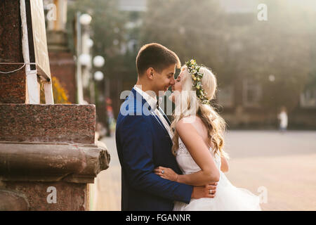 Sposo sposa tiene nelle sue braccia Foto Stock