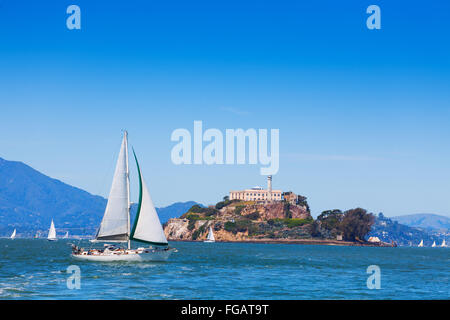 Yacht a vela di fronte la prigione di Alcatraz island Foto Stock