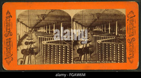 Una fotografia stereoscopica della collezione Robert N. Dennis che mostra la sala spooling di un mulino meccanico a Fall River, Massachusetts, che cattura il processo industriale e i lavoratori in azione. Foto Stock