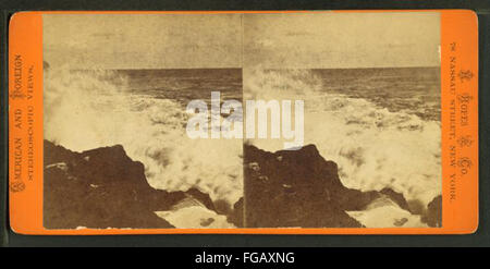Una fotografia di H. Ropes & Co che mostra la rottura del surf sulla spiaggia di Nahant, Massachusetts. L'immagine cattura la potenza delle onde oceaniche contro la costa. Foto Stock