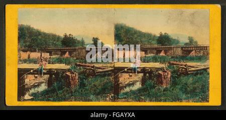 Una fotografia che mostra l'Iron Bridge e le rovine dell'Old Mill vicino a Spence Creek nella contea di Huntington, illustrando il patrimonio industriale della regione. Foto Stock
