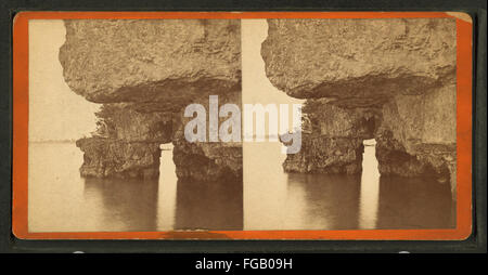 Fotografia della formazione rocciosa "Needle's Eye" a Gibilterra, che mostra l'arco naturale. Realizzato dall'Indiana College of Photography. Foto Stock