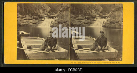 Una fotografia intitolata "The Philosopher of the Pool" scattata a Franconia Notch, New Hampshire da John P. Soule, che mostra una piscina naturale circondata da rocce. Il titolo si riferisce alla natura serena e riflettente del paesaggio. Foto Stock