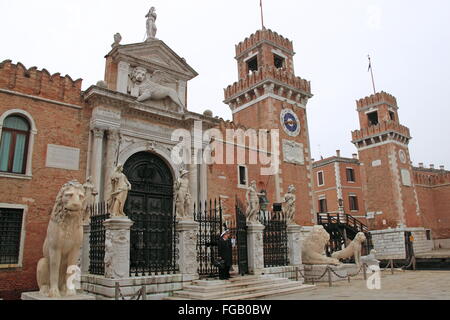 Porta Magna (Porta grande) e il Pireo Lion, Arsenale, Campo Arsenale, Castello, Venezia, Veneto, Italia, Mare Adriatico, Europa Foto Stock