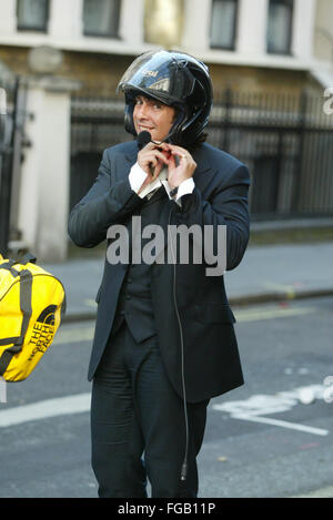 Laurence Llewelyn Bowen arriva un taxi bicicletta in ivy Londra (credito immagine © Jack Ludlam) Foto Stock