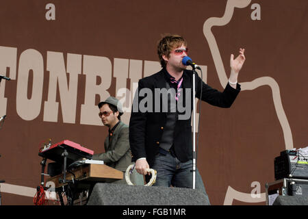 Ricky Wilson del Kaiser Cheifs giocare al Glastonbury Festival 2005. Il Somerset, Inghilterra, Regno Unito. Foto Stock