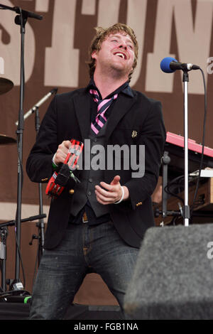 Ricky Wilson, del capo Kaiser, suona al Glastonbury Festival 2005. Somerset, Inghilterra, Regno Unito. Foto Stock