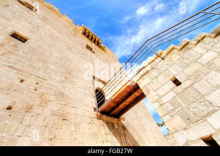 Una vista del ponte che conduce al cancello d'ingresso del castello medievale di Kolossi. È situato nel sud di Cipro, Foto Stock