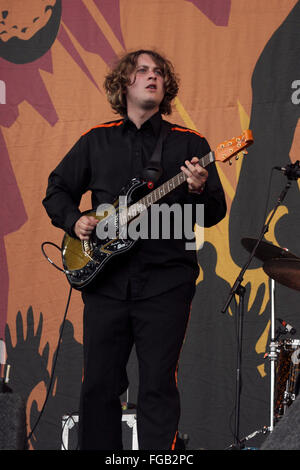 Dave McCabe cantante in Zutons effettuando al Glastonbury Festival 2005, Somerset, Inghilterra, Regno Unito. Foto Stock