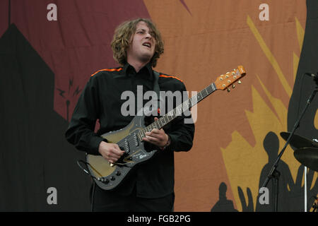 Dave McCabe cantante in Zutons effettuando al Glastonbury Festival 2005, Somerset, Inghilterra, Regno Unito. Foto Stock