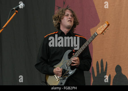 Dave McCabe cantante in Zutons effettuando al Glastonbury Festival 2005, Somerset, Inghilterra, Regno Unito. Foto Stock