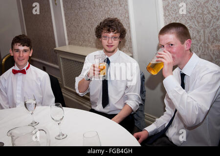 Prom di adolescenti per gli adolescenti e per contrassegnare provenienti di età Foto Stock