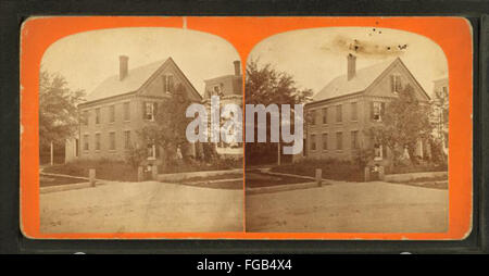 Questa fotografia cattura una famiglia o un gruppo di persone posate sui gradini di una casa, mostrando l'architettura e gli individui in un tipico ambiente domestico del XIX secolo. Foto Stock