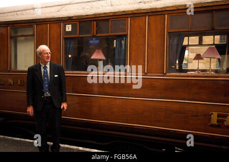 NYMR, Vintage carrozza ferroviaria, North York Moors Railway, Pickering banchina della stazione, North Yorkshire, Inghilterra, Regno Unito Foto Stock