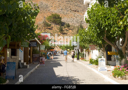 Griechenland, Kreta, Agios Rumeli, viele Imbissbuden und ristoranti fast food in der Hauptstrasse Foto Stock