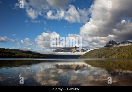 ID00306-00...IDAHO - nuvole sopra Gran Mogul e Heyburn montagna da Scorfano Lago del Sawtooth National Recreation Area. Foto Stock