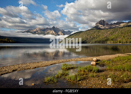 ID00307-00...IDAHO - nuvole sopra Gran Mogul e Heyburn montagna da Scorfano Lago del Sawtooth National Recreation Area. Foto Stock