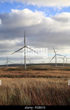 Le turbine eoliche a Whitelee, più grande del Regno Unito per centrali eoliche onshore, vicino a Glasgow, in Scozia, Regno Unito Foto Stock