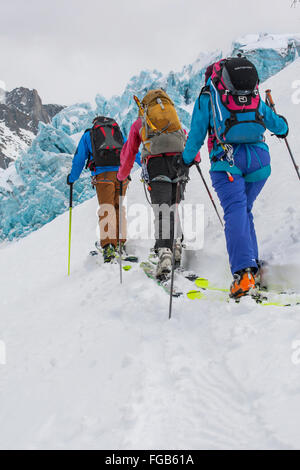 Una guida e i suoi due clienti scuoiatura fino verso il ghiacciaio d'Argentiere in Chamonix Foto Stock