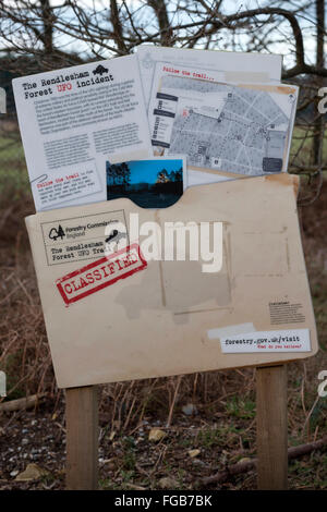 La foresta di Rendlesham UFO incident information board, Porta est, Rendlesham forest, Suffolk, Regno Unito. Foto Stock