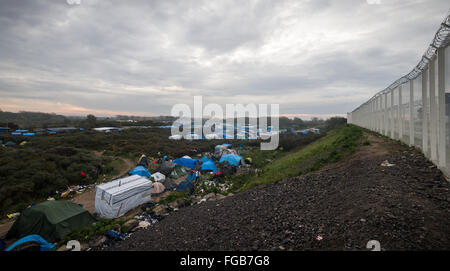 Una panoramica della giungla campo di rifugiati a Calais, dominato da un enorme filo di rasoio recinzione per impedire l'accesso al terminal dei traghetti. Foto Stock