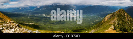 Ad alto angolo, vista panoramica di Golden, British Columbia prese da vicino il Kicking Horse Resort. Foto Stock