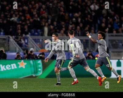 Roma, Italia. Xvii Feb, 2016. Real MadridÕs Cristiano Ronaldo, sinistra, festeggia con i compagni di squadra Sergio Ramos, centro e Marcelo dopo rigature durante il primo tratto di tondo 16 Champions League Soccer match tra Roma e Real Madrid, presso lo Stadio Olimpico. Il Real Madrid vince 2-0. © Riccardo De Luca/Pacific Press/Alamy Live News Foto Stock