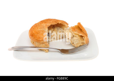 Pasta sfoglia pollo e torta a fungo con una forcella su una piastra isolata contro bianco Foto Stock