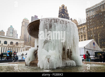 La Josephine Shaw Lowell fontana commemorativa in Bryant Park congelati dopo il record di temperature fredde nel 2016, la città di New York Foto Stock