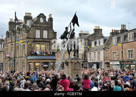 05/06/14, Hawick Equitazione comune 2014, il cinquecentesimo anniversario dell'evento. Cornet, Ross Gibson dà tre acclamazioni presso la statua equestre. Foto Stock