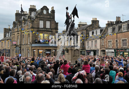 05/06/14, Hawick Equitazione comune 2014, il cinquecentesimo anniversario dell'evento. Cornet, Ross Gibson dà tre acclamazioni presso la statua equestre. Foto Stock