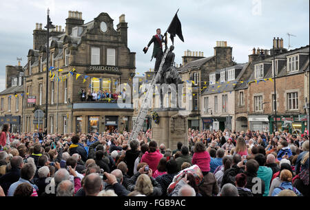 05/06/14, Hawick Equitazione comune 2014, il cinquecentesimo anniversario dell'evento. Cornet, Ross Gibson dà tre acclamazioni presso la statua equestre. Foto Stock