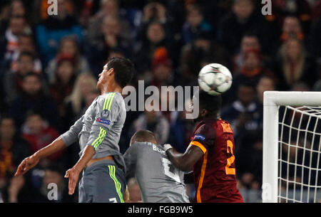 Roma, Italia. Xvii Feb, 2016. Da sinistra, Real Madrid di Cristiano Ronaldo e Karim Benzema e Roma's Antonio Ruediger salto per la sfera durante la prima gamba round di 16 Champions League Soccer match tra Roma e Real Madrid, presso lo Stadio Olimpico. Il Real Madrid vince 2-0. © Riccardo De Luca/Pacific Press/Alamy Live News Foto Stock