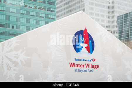 Close up del logo su una tenda presso la Banca d'America inverno villaggio al Bryant Park come nevica, New York City. Foto Stock