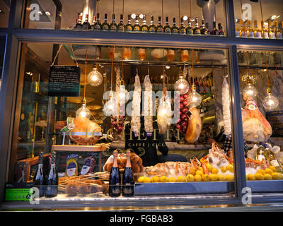 Ristorante italiano 'tapas' San Carlo Cicchetti con vetrina illuminata al crepuscolo a Covent Garden Londra UK Foto Stock