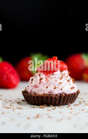 Mini cioccolato Mousse di fragole Dessert Foto Stock