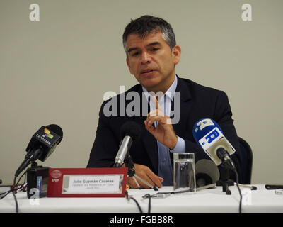 Lima, Perù. 18 Febbraio, 2016. Julio Guzman, ha tenuto una conferenza a accredited stampa estera in Perù, affermando che, se necessario, rivolgerà ai diritti umani tribunali internazionali, nel caso in cui la speciale giuria elettorale dichiarata irricevibile, in definitiva, la sua candidatura alla presidenza della repubblica. Il verdetto è atteso nelle prossime ore di credito: Carlos García Granthon/Alamy Live News Foto Stock