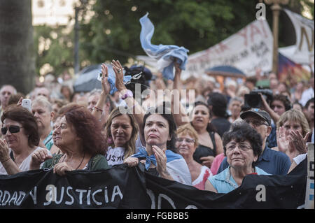 Un paio di migliaia di persone partecipano a una manifestazione per chiedere giustizia in caso di morte del Procuratore Alberto Nisman. Nisman è stato trovato morto nel suo appartamento il 18 gennaio 2015, giorni prima di comparire dinanzi a un comitato legislativo per presentare le prove sulle accuse che ha fatto contro il Presidente Cristina Fernandez de Kirchner. 18 Febbraio, 2016. © Patricio Murphy/ZUMA filo/Alamy Live News Foto Stock